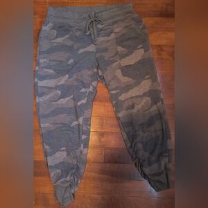 3/4 cotton pants. Camo pattern. Extremely comfortable. Size small. Super soft